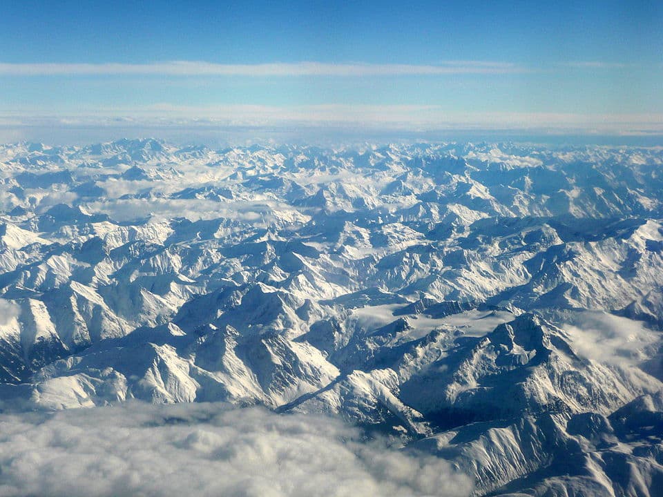 Lesquelles de ces montagnes sont une grande chaîne de montagnes qui traverse plusieurs pays Lesquelles de ces montagnes sont une grande chaîne de montagnes qui traverse plusieurs pays