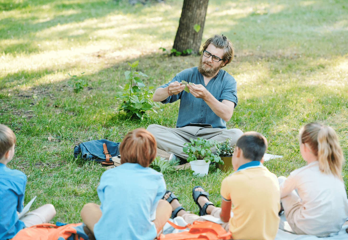enseignants d'écologie et développement durable devant des élèves
