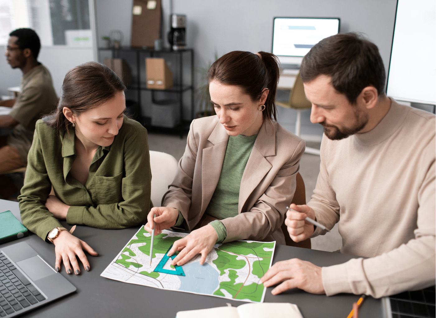 Collègues travaillant sur un plan